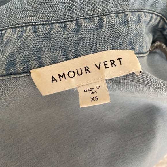 Amour Vert Chambray Short Sleeve Button-up - Picture 4 of 4